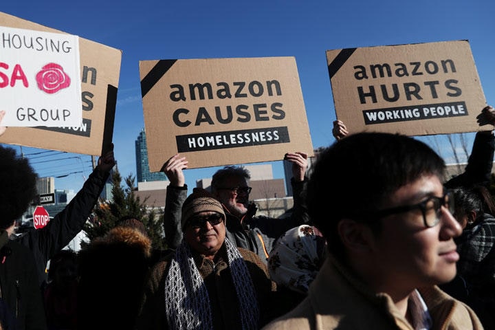 ロングアイランドシティでアマゾン第2本社に反対する人々（2月14日）　Shannon Stapleton-REUTERS