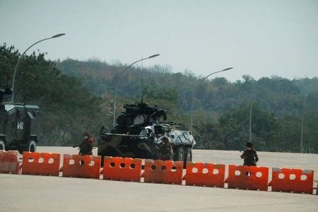 　世界銀行は、ミャンマー国軍が軍事クーデターで政権を掌握したことを受けて１日に声明を発表し、ミャンマーの情勢に大きな懸念を抱いているとし、今後の同国の発展にとり大きな障害になるとの見方を示した。写真はネピドーの軍検問所(２０２１年　ロイター)