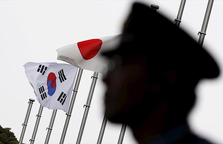 7月8日、韓国の洪楠基・経済副首相兼企画財政相は、日本が前週発動した韓国への半導体材料の輸出規制強化について、日本側にあらためて撤回を求めるとともに、影響を受ける韓国企業を支援すると表明した。写真は韓国と日本の国旗。東京で2015年6月に撮影（2019年　ロイター／Toru Hanai）