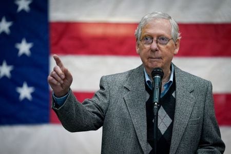 １０月３０日、米上院共和党トップのマコネル院内総務は、いかなる追加の新型コロナウイルス経済対策も２０２１年初旬に検討されるべきとの考えを示した。これにより来週の大統領選前実現の可能性はほぼ完全になくなった。写真は１０月２８日、米ケンタッキー州を訪れるマコネル氏（２０２０年　ロイター／Bryan Woolston）