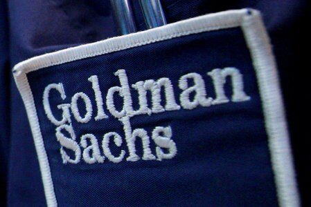 　６月５日、米ゴールドマン・サックスが５月前半に、５０億ドルのソブリン債を市場性証券に転換するよう求めるベネズエラ政府の要求を拒否していたことが分かった。写真は２０１２年、ニューヨーク証券取引所のトレーダーの服に貼られた同社ロゴ（２０１７年　ロイター