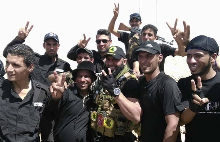 イラク北西部のアブ・バージで仲間とポーズをとるアブ・アズラエル（前列中央、5月30日）　SOCIAL MEDIA