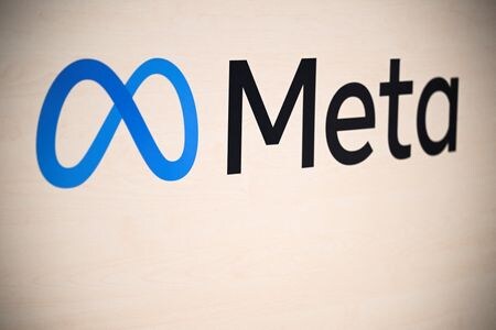米メタ・プラットフォームズは１４日、欧州における同社の人工知能（ＡＩ）モデル「メタＡＩ」の導入を当面見合わせると発表した。写真は同社のロゴ。ドイツのハノーバーで４月撮影（２０２４年　ロイター/Annegret Hilse）