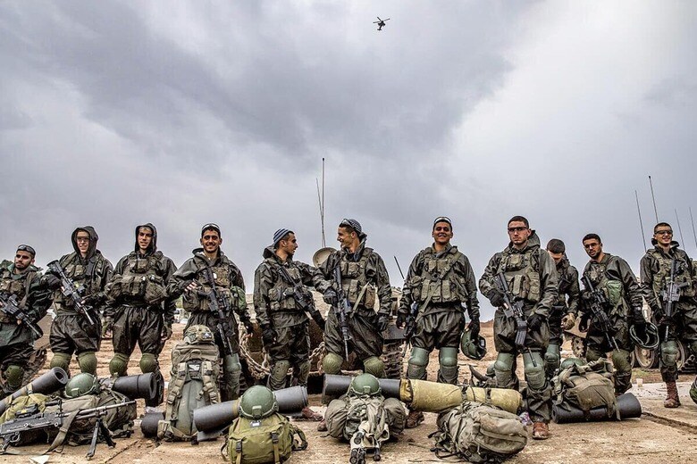 イスラエル軍は若さが目立つ（23年12月、ガザ地区中部のイスラエルとの境界付近で）　MOSTAFA ALKHAROUFｰANADOLU/GETTY IMAGES