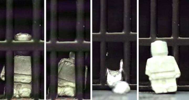 液体になって鉄格子の隙間から流れ出し、再び合体して元の形状に戻った...... Wang and Pan et al. under CC BY-SA