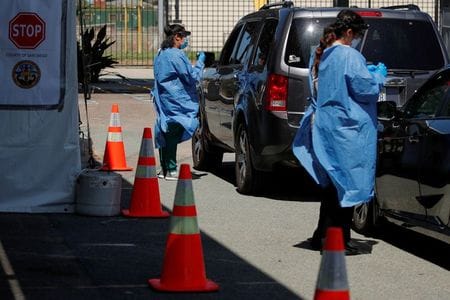 　ロイターの集計によると、米国で２４日に報告された新型コロナウイルスの新規感染者は少なくとも７万３３６３人に上り、過去２番目の多さとなった。死者は少なくとも１０９６人で、４日連続で１０００人を上回った。カリフォルニア州のドライブスルー検査所で１６日撮影（２０２０年　ロイター/Mike Blake）