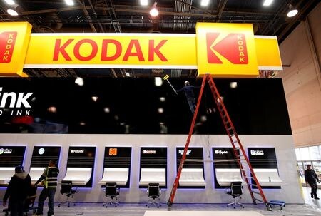 米国際開発金融公社（ＤＦＣ）は２８日、米写真用品メーカー、イーストマン・コダックによる医薬品原材料の国内製造に向け、同社に７億６５００万ドル融資すると発表した。ラスベガスで昨年１月撮影（２０２０年　ロイター/STEVE MARCUS）