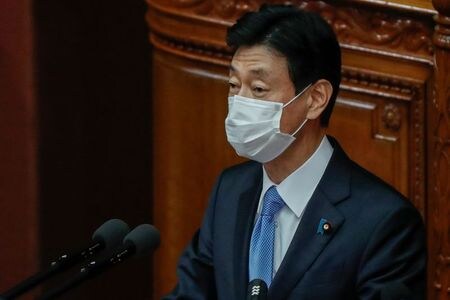西村康稔経済再生相は６日の会見で、新型コロナウイルスの変異株による感染が首都圏では大阪のように広がっていないが、今後急速に感染が拡大する可能性があると指摘した。写真は、衆院本会議で答弁する西村氏。２０２１年１月１８日に撮影。（２０２１年　ロイター／Issei Kato）