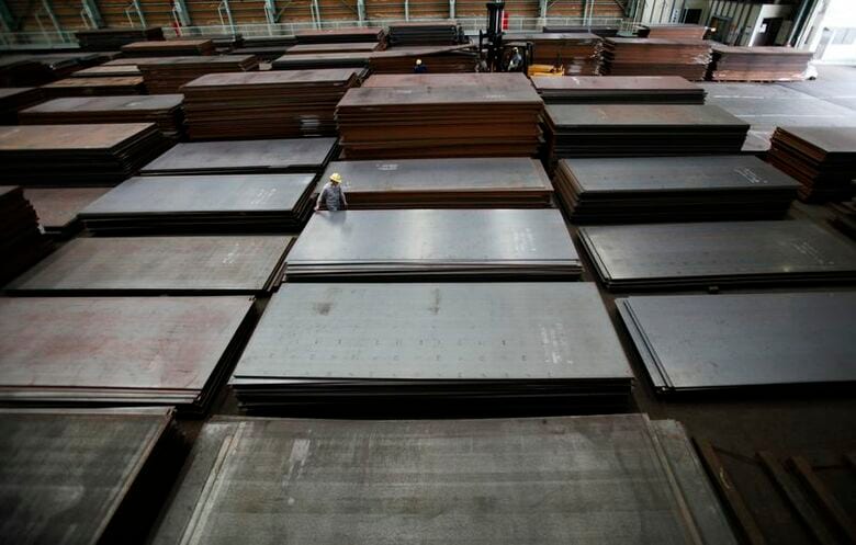 千葉県の倉庫で、鉄板の間を歩いている作業員。2012年4月19日撮影。REUTERS/Toru Hanai