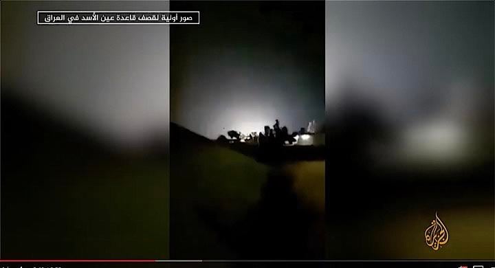 イラン国営テレビは８日、同国がイラク国内の米関連施設に１５発のミサイルを発射し、少なくとも８０人の「米国のテロリスト」が死亡したと報じた。Al Jazeera Arabic قناة الجزيرة / YouTube
