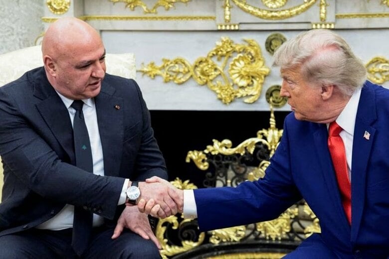 トランプ米大統領（右）とレバノンのアウン大統領。２１日、ホワイトハウスで撮影。 REUTERS/Evelyn Hockstein