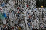 カナダ、プラスチックごみ回収でマレーシアと協議　他の国にも拡大か