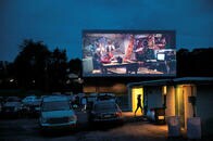 【写真特集】コロナ禍でドライブインシアター人気が再び