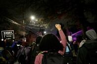 反政府団体らがオレゴン州民主党支部を襲撃　バイデンの大統領就任に抗議