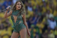 【画像】【動画】「気持ち悪い」「恥ずかしい...」ジェニファー・ロペスの「驚愕衣装」に批判殺到...動画が大炎上