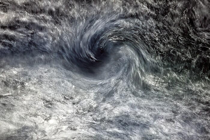 トム・フェヒト(Tom Fecht)<br>
<シリーズタイトル> 『ルシフェリン-夕暮れ』<br>
(Luciferines - entre chien et loup)<br>
<作品タイトル>ルシファーの渦(ルシフェリン #2433)(2020年)<br>
▶海水温上昇により絶滅の危機に瀕した冷水性プランクトン「ルシフェリン」の発光現象。荒れ狂う海面で数百万の個体が酸素に触れることで発生する<br>
Credit: Courtesy Tom Fecht and Laffanour Galerie Downtown, Paris