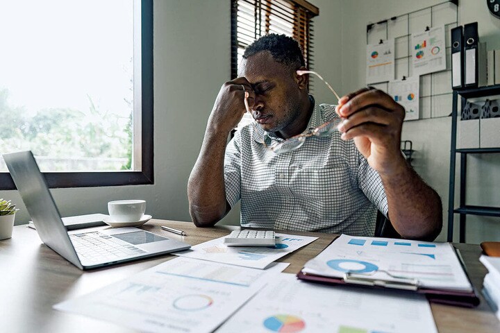 悩みを抱える男性