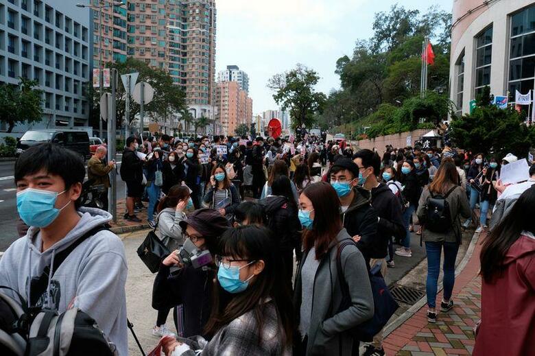 香港で新型コロナウイルスによる肺炎で初の死者が報告された。中国本土以外で死者が報告されたのは先週のフィリピンに続き2人目。死者数は中国国内とあわせて427人となった。写真は香港で4日撮影（2020年　ロイター/Tyrone Siu）
