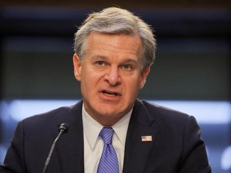 米英など５カ国の機密情報共有の枠組み「ファイブ・アイズ」は１７日、中国が知的財産を盗んでいるとの異例の共同声明を発表した。写真は米連邦議会公聴会で証言するレイFBI長官で２２年８月撮影（２０２３年　ロイター／Jim Bourg）