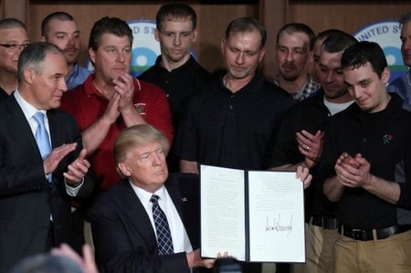 　４月１０日、トランプ米大統領が貿易調査を命じる大統領令を検討していることが、当局者の話で明らかになった。一部の製品で追加関税につながる可能性があるという。写真は３月、米温暖化対策撤廃への大統領令を発令した際のもの（２０１７年　ロイター／Carlos Barria）