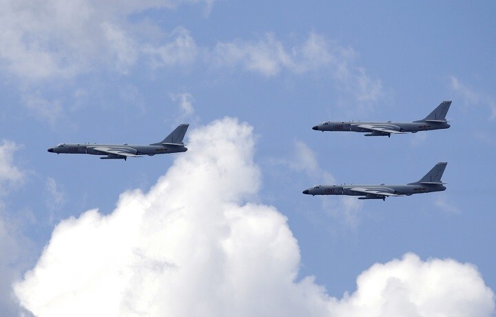 抗日戦勝70周年へ向けて編隊飛行の練習を行う中国空軍の爆撃機（2015年、北京郊外で）Jason Lee-REUTERS