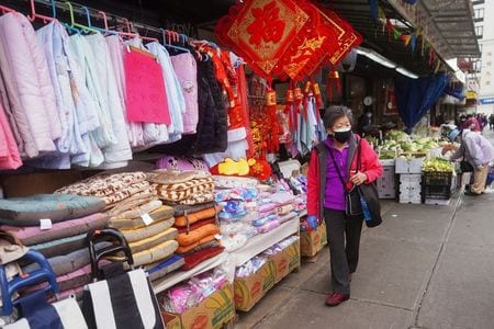 米商務省が２６日に発表した２月の個人消費支出（季節調整済み）は前月比１％減少し、昨年４月以来の大幅なマイナスとなった。ニューヨーク市内にある中華街のようす。２５日撮影（２０２１年　ロイター／Carlo Allegri ）