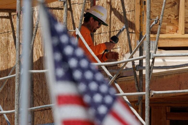 米カリフォルニア州エンシニータスの建設現場で働く作業員。2025年7月撮影。REUTERS/Mike Blake/File Photo
