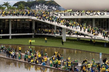 ブラジルで８日起きたボルソナロ前大統領の支持者らによる議会など政府機関への襲撃が、米ワシントンに波紋を広げている。８日撮影（２０２３年　ロイター/Antonio Cascio）
