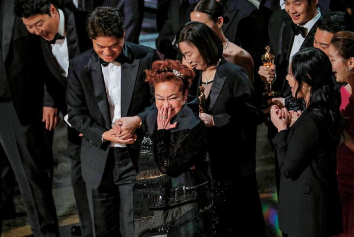 『パラサイト』のアカデミー賞作品賞受賞に喜ぶ李美敬（中央）　MARIO ANZUONI-REUTERS