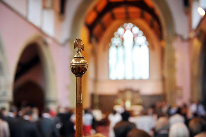人々は教会に救いを求める　DaveBolton/iStock.