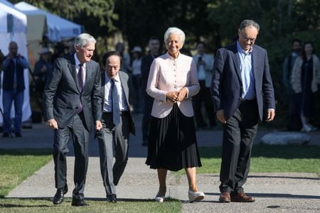 　９月１日、欧州中央銀行（ＥＣＢ）のラガルド総裁（写真。右から２番目）は、トランプ米大統領がパウエル米連邦準備理事会（ＦＲＢ）議長やクック理事を解任すれば、「米国と世界経済にとって非常に危険」との見解を示した。８月２２日、ジャクソンホールで撮影（２０２５年　ロイター/Jim Urquhart）