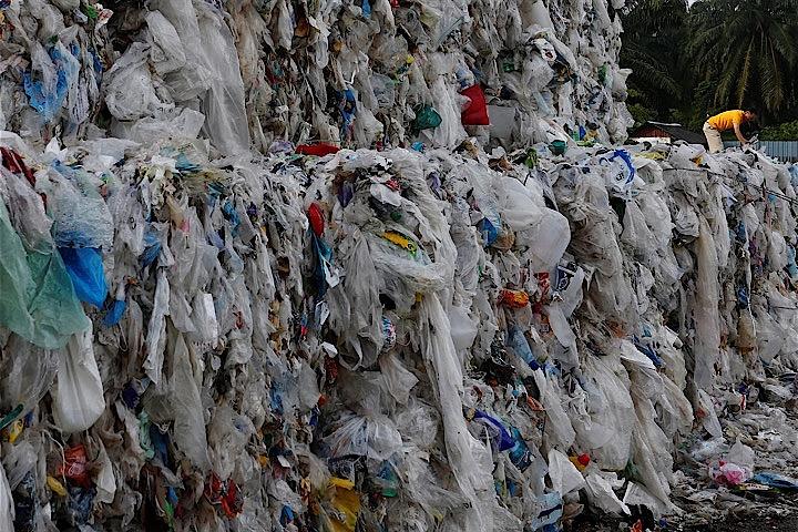カナダ政府は、同国からマレーシアに輸送されたプラスチックごみを引き取ることについて、マレーシアと協議していると明らかにした。写真は違法リサイクル工場の外に積まれた廃プラスチック。昨年10月にマレーシアのジェンジャロムで撮影（2019年　ロイター／Lai Seng Sin）