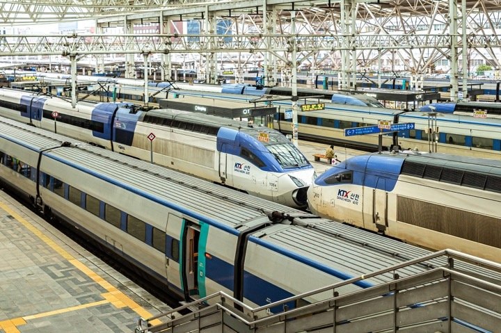 ソウル駅に並んだ新旧KTX（撮影＝筆者）