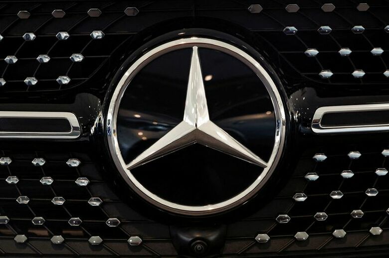 メルセデス・ベンツのロゴ。オランダのアーネムにあるベンツの自動車販売店店で２０２５年２月に撮影　 REUTERS/Piroschka van de Wouw
