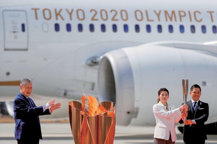 日本に到着した聖火を出迎える大会組織委員会の森喜朗会長（左）　ISSEI KATO-REUTERS