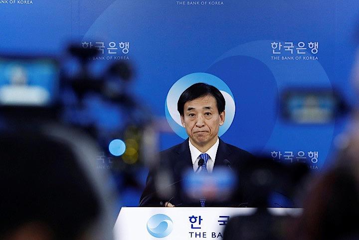 韓国銀行（中央銀行）は、市場の据え置き予想に反して政策金利を1.75％から1.50％に25ベーシスポイント（bp）引き下げた。写真は会見する李柱烈同行総裁。2017年11月にソウルで撮影（2019年　ロイター／Kim Hong-Ji）