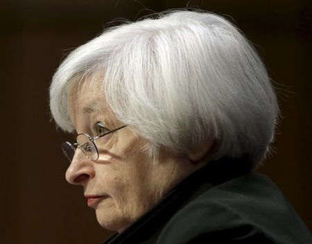 　１２月１０日、米連邦準備理事会（ＦＲＢ）の利上げが迫った影響で、過去数年に株主利益の向上に寄与してきた米大企業の自社株買い効果に陰りが出てきた。写真はイエレン米ＦＲＢ議長。ワシントンで３日撮影（２０１５年　ロイター／Gary Cameron）
