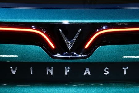 　９月１２日、 米運輸省交通安全局（ＮＨＴＳＡ）はベトナムの新興電気自動車（ＥＶ）メーカー、ビンファストが製造した一部の車両について、車線維持支援システムが正しく機能してないとの報告を受け、予備調査を開始したと明らかにした。写真は便ファストのロゴ。２０２２年１０月パリで撮影（２０２４年　ロイター/Stephane Mahe）