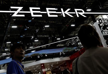 ５月９日、中国吉利汽車傘下の高級電気自動車（ＥＶ）ブランド、Ｚｅｅｋｅｒ（ジーカー）がに米国で実施した新規株式公開（ＩＰＯ）は、公開価格が２１ドルと仮条件レンジの上限に決まり、資金調達額は４億４１００万ドルとなった。写真は同社のロゴ。北京で４月撮影（２０２４年　ロイター/Tingshu Wang）