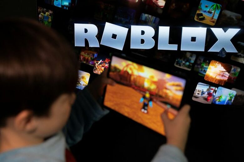 米ロブロックスのロゴとゲームをする少年。2025年12月、モスクワで撮影。 REUTERS/Ramil Sitdikov