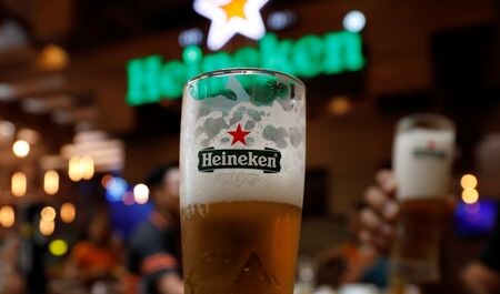 　オランダのビール大手ハイネケンは１１日、今後２年間で従業員を５０００─６０００人削減すると発表した。需要低迷を背景に２０２６年の増益率が前年を下回ると予想した。ベトナム・ハノイで２０１９年５月撮影（２０２６年　ロイター／Kham）