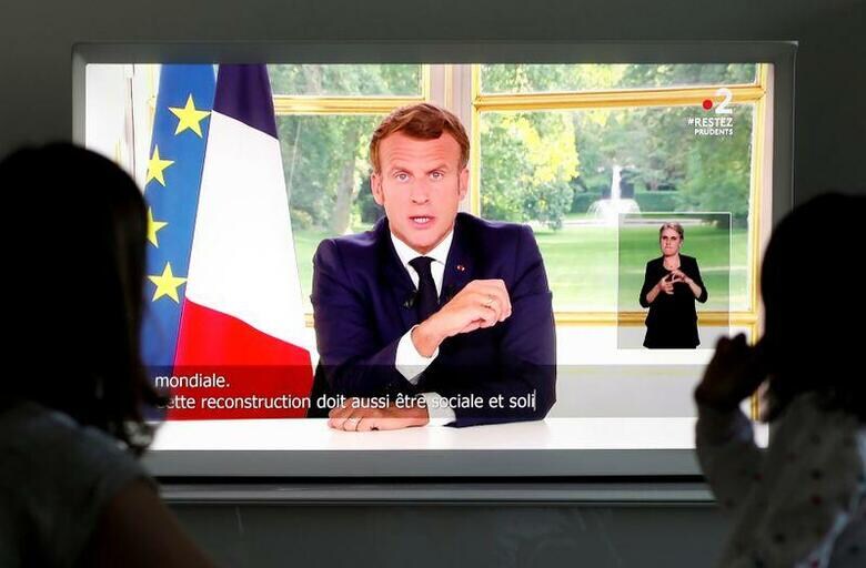 フランスのマクロン大統領（写真）は１４日、テレビ演説を行い、新型コロナウイルス感染防止のためのロックダウン（都市封鎖）解除を加速させると表明すると共に、コロナ危機後は、国内経済の独立性を高めることが重要だとの認識を示した。写真は６月１４日、パリで撮影（２０２０　ロイタ/Benoit Tessier）