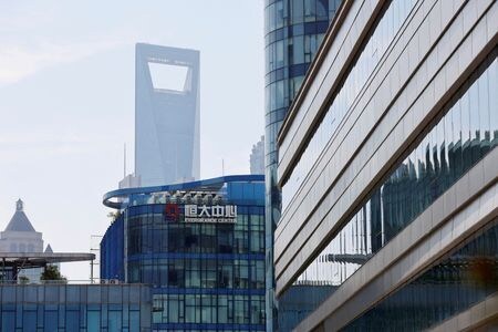 　中国不動産開発大手、中国恒大集団の主要部門である恒大地産集団は、３月２３日までに期限を迎えた４０億元（５億８６６０万ドル）の社債に関する利払いができなかったと明らかにした。写真は上海の中国恒大集団。２０２１年９月撮影（２０２３年　ロイター/Aly Song）