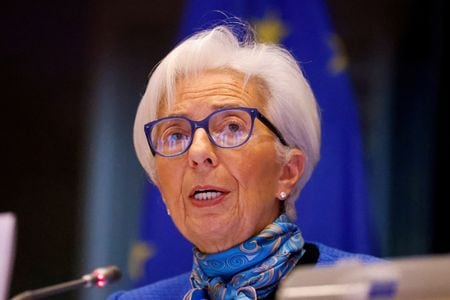 欧州中央銀行（ＥＣＢ）のラガルド総裁は２１日、ＥＣＢには一連の利上げ後のインフレ動向を評価する時間があるが、まだ勝利は得られておらず、短期的なデータの流れに基づく賭けは時期尚早と述べた。３月２０日撮影（２０２３年　ロイター/Johanna Geron//File Photo）