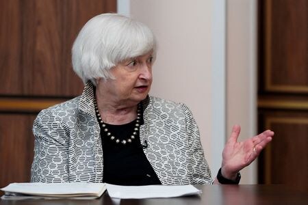イエレン米財務長官が１５日、中国の秦剛駐米大使と会談し、「世界のマクロ経済と金融情勢に関する見解」について議論したと、米財務省が声明で明らかにした。写真は７月２８日、ホワイトハウスでバイデン大統領に経済情勢について説明するイエレン財務長官（２０２２年　ロイター／Elizabeth Frantz）