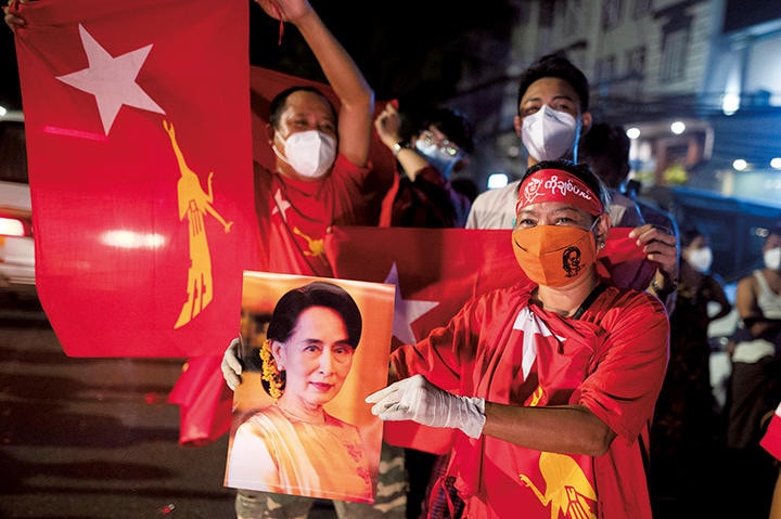 スーチーの写真を掲げて選挙結果を待つNLD支持者（11月8日、ヤンゴン）SHWE PAW MYA TIN-REUTERS