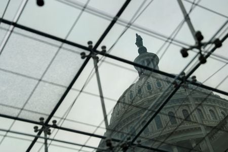 米ワシントンの連邦議会ビジターセンターから見た米連邦議会議事堂（2017年12月6日撮影）。REUTERS/Aaron P. Bernstein