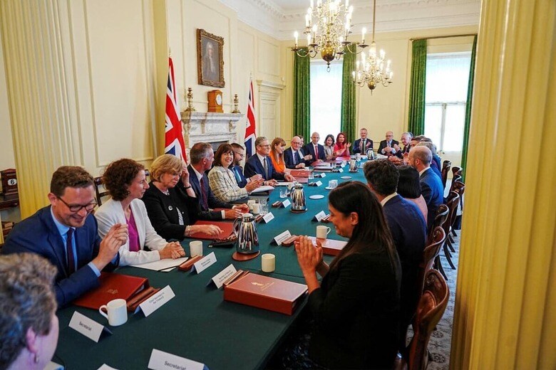 「マイノリティーのために戦う」労働党政権の初閣議では白人の閣僚がずらり（7月6日、ロンドン）　CHRIS EADES―REUTERS