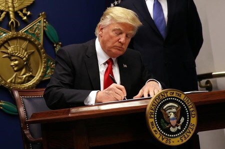 　１月２９日、トランプ米大統領が発した難民やイスラム教徒の多い中東・アフリカ諸国から市民入国を禁止する大統領令について、国際社会や人権団体の反発が強まるなか、大統領は２９日これを擁護、政権からはさらに対象国を拡大する声も出ている。写真は大統領令に署名するトランプ大統領、２７日ワシントンで撮影（２０１７年　ロイター／Carlos Barria）