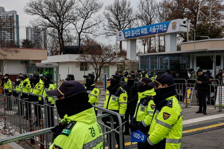 　１月１７日、韓国の尹錫悦大統領の弁護士は尹氏が捜査当局による同日の聴取に応じないと明らかにした。写真は尹氏が拘留されているソウル拘置所の外で警備にあたる警察。義王市内で１６日撮影（２０２５年　ロイター/Tyrone Siu）